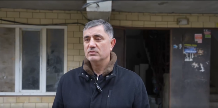 Мэрия Махачкалы оказывает помощь сироте — матери-одиночке в ремонте жилья