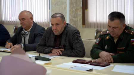 Глава Хасавюрта Корголи Корголиев передал семье погибшего участника СВО Гасана Антаева медаль Жукова