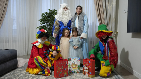 В Хасавюрте проходит раздача новогодних подарков детям