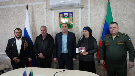 Корголи Корголиев передал семье погибшего участника СВО Азамата Догоева орден Мужества